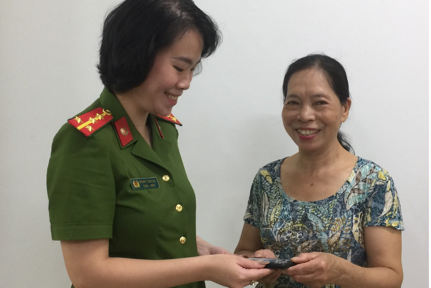 Trao trả tài sản cho người dân để quên khi đến làm căn cước công dân